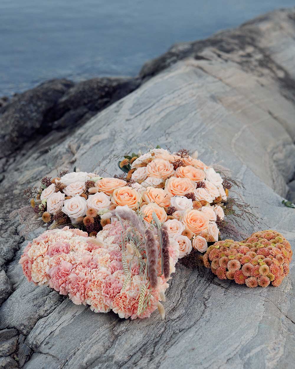 Begravnings-Tema-Strand-Blomsterhjärta-Stående.jpg